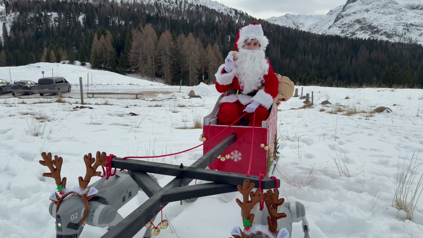 Robot quadrupedi vestiti da renne trainano la slitta di Babbo Natale sulla neve