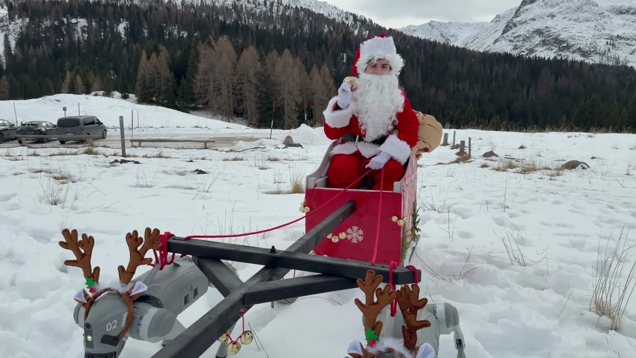 Robot quadrupedi vestiti da renne trainano la slitta di Babbo Natale sulla neve