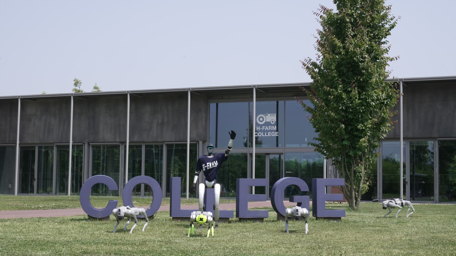 Umanoide saluta circondato da robot-dog nel prato di un campus